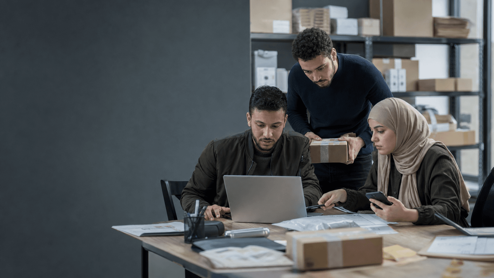 Équipe Atlas Technology préparant les flux opérationnels d’Atlas CRM